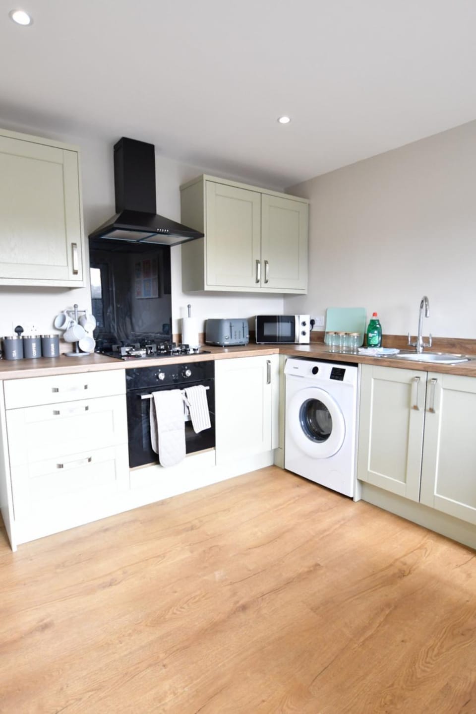 Free Parking- Sleeps 8 - 3 Bedrooms - City Centre Apartment in Hawick