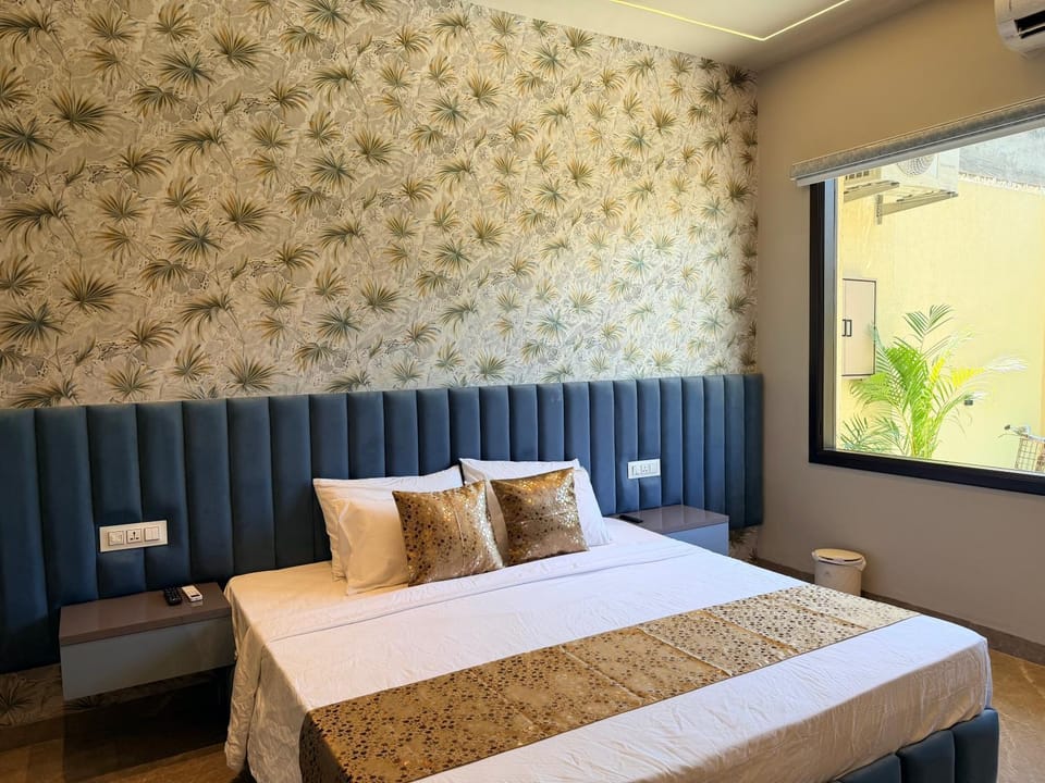 Photo of the whole room, Bedroom