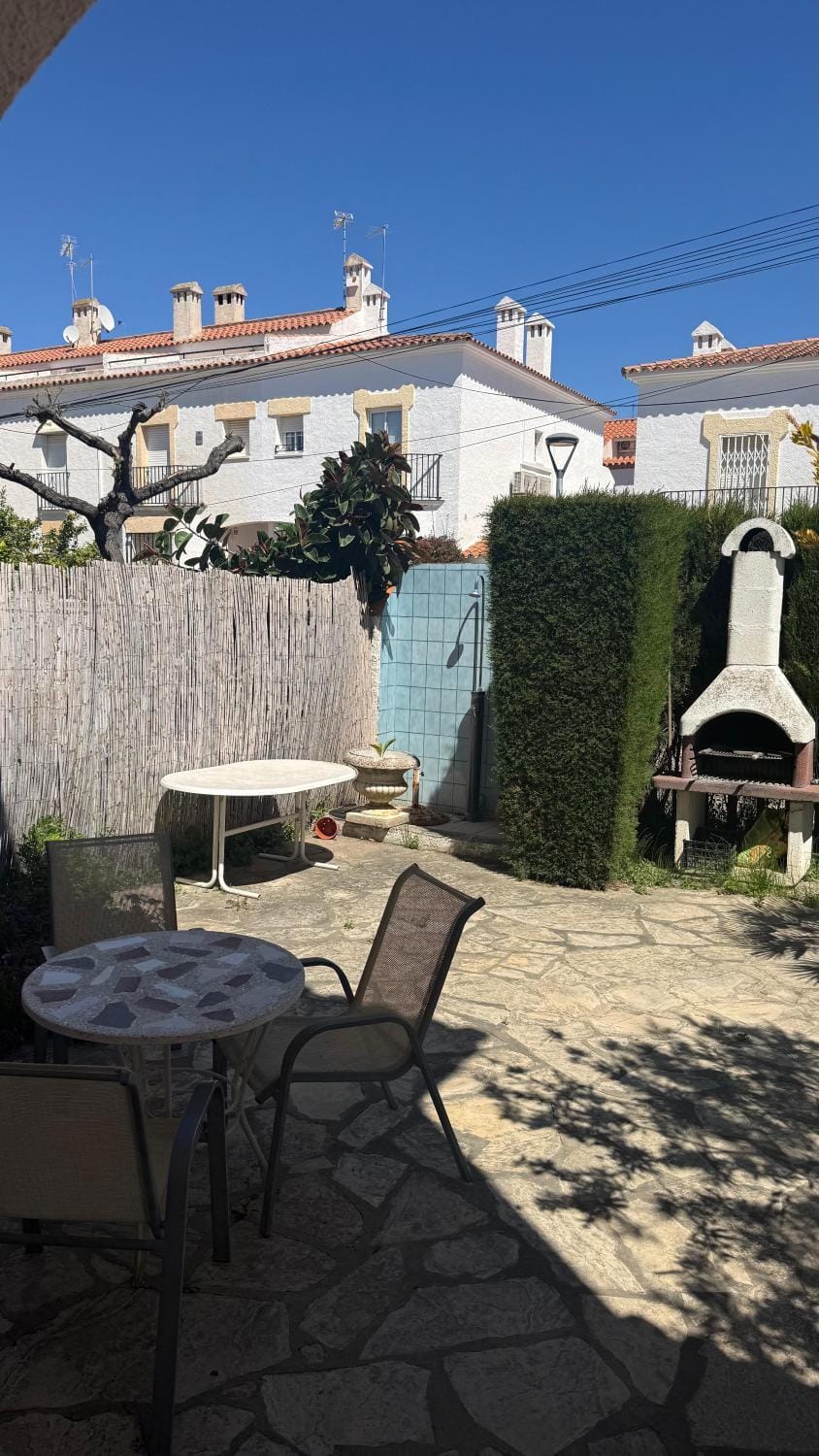 Property building, Patio, Garden, Balcony/Terrace
