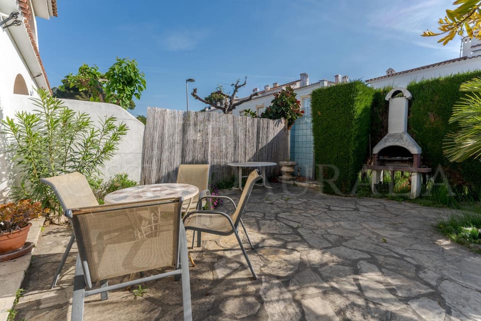 Property building, Patio, Spring, Day, Garden, Dining area, Garden view