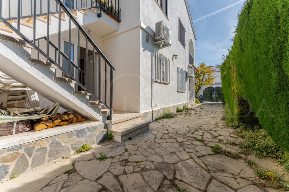 Property building, Day, Street view