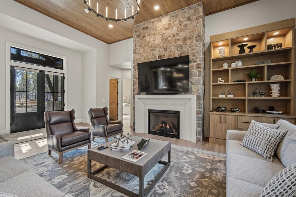 Day, TV and multimedia, Living room, Seating area, fireplace, furniture