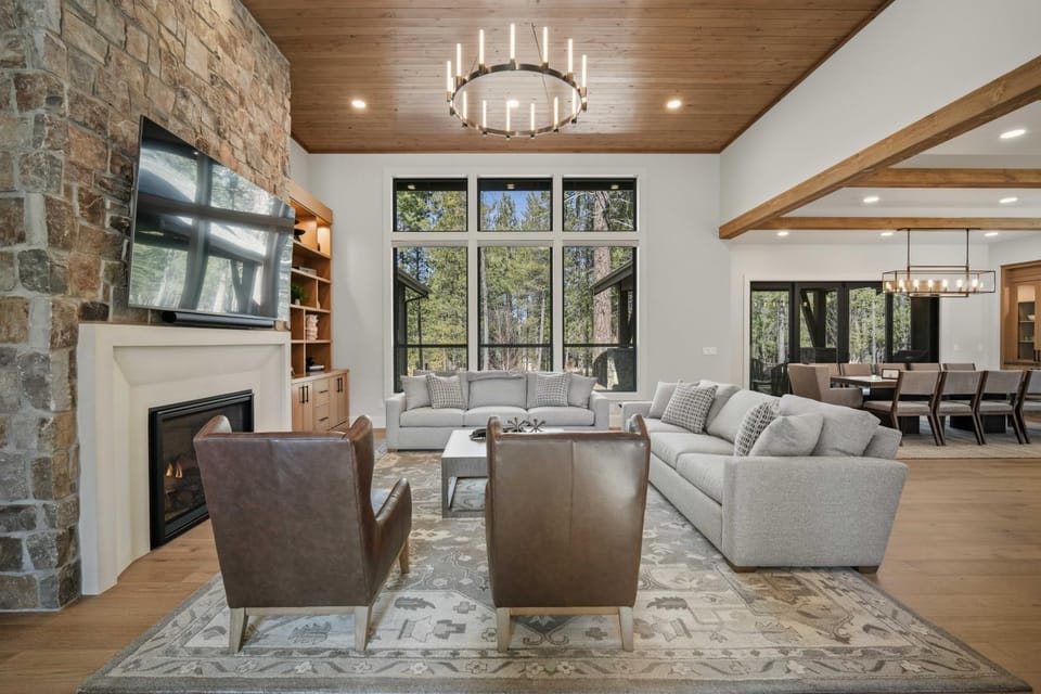 Day, TV and multimedia, Living room, Seating area, fireplace, furniture