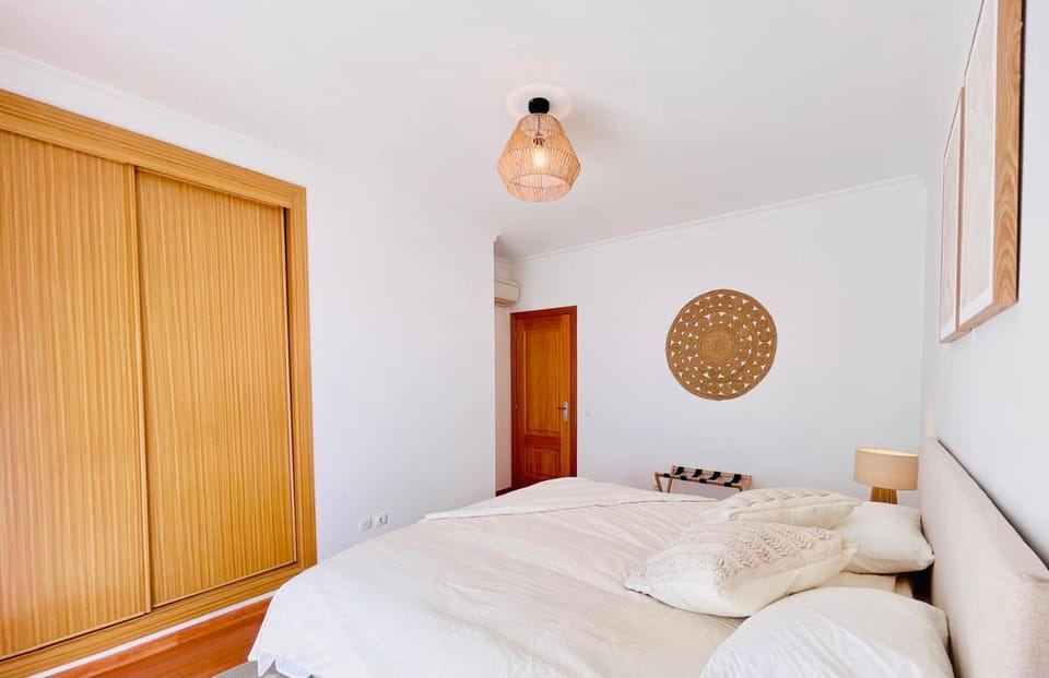 Bed, Bedroom, wardrobe, air conditioner