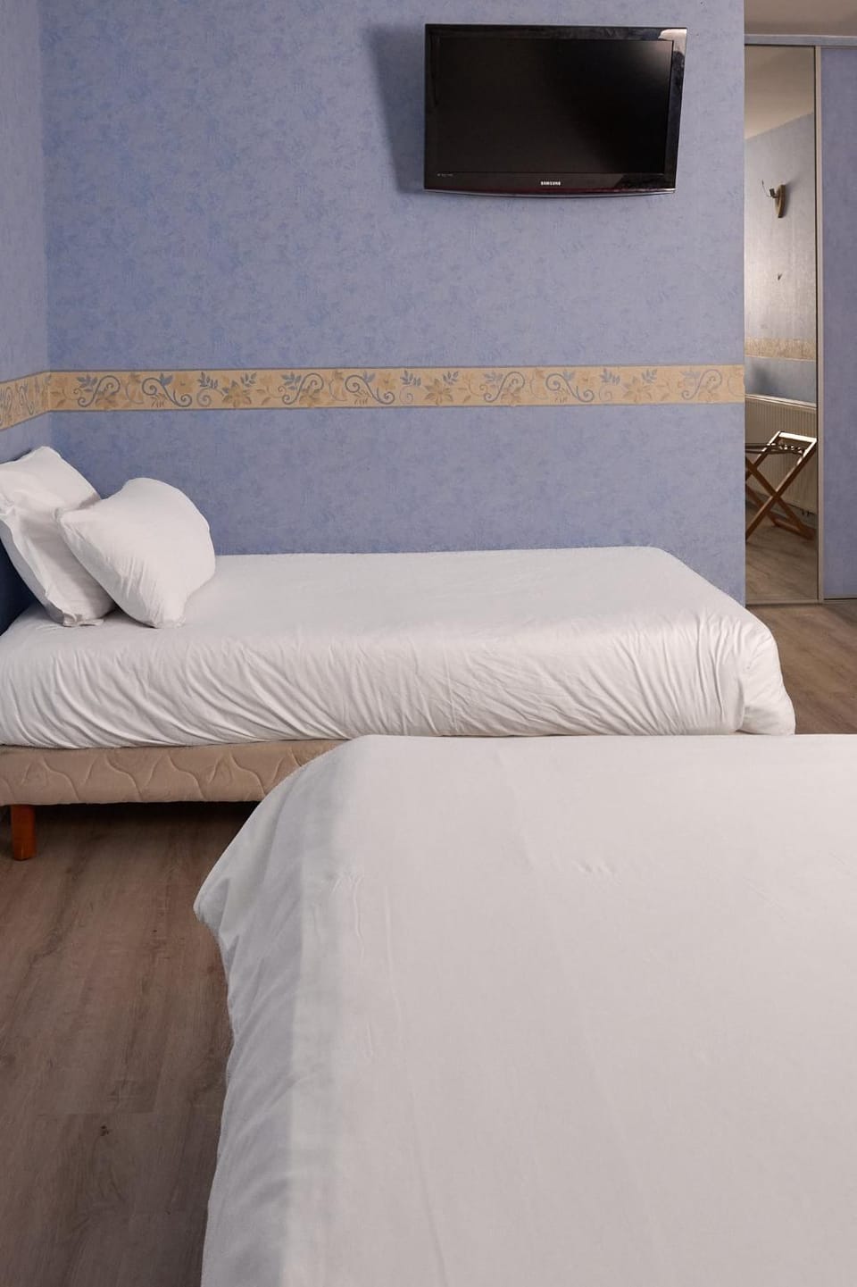Bed, TV and multimedia, Bedroom