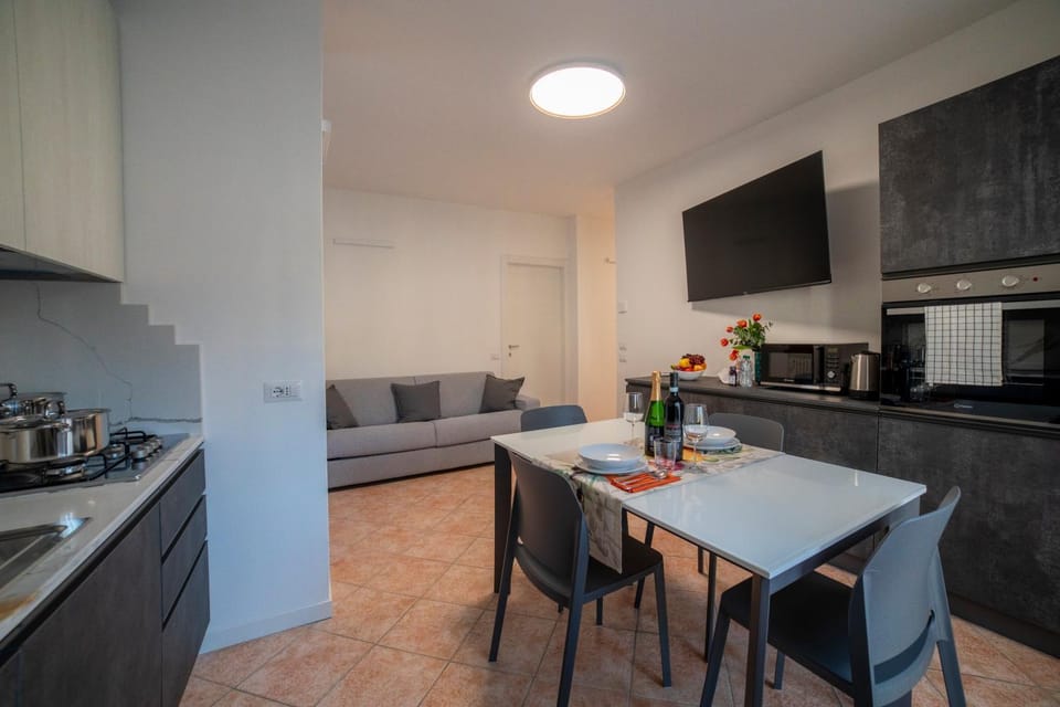 TV and multimedia, Coffee/tea facilities, Kitchen or kitchenette, Living room, Seating area, Dining area, oven, stove, kitchen