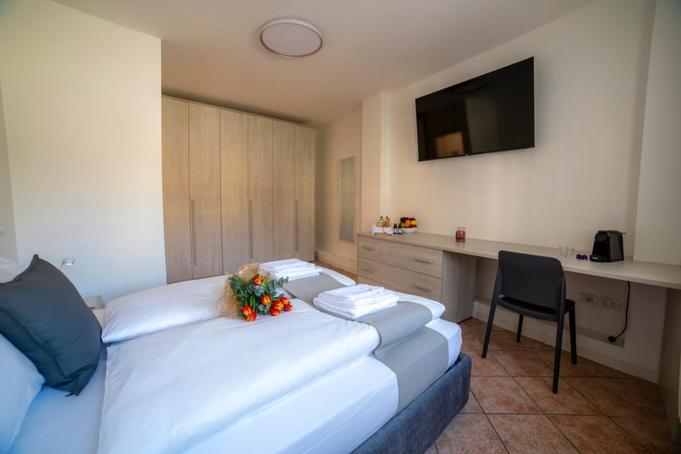 Bed, TV and multimedia, Photo of the whole room, Seating area, Bedroom, towels