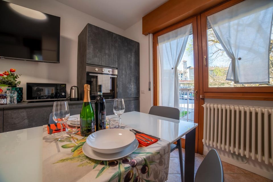 TV and multimedia, Living room, Seating area, Dining area, oven, kitchen