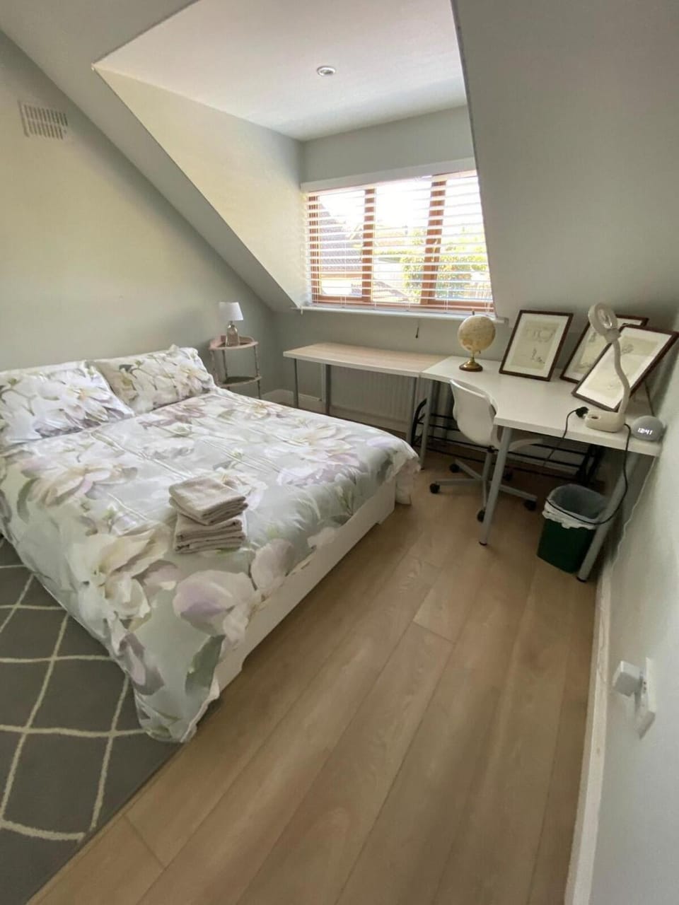 Bed, Photo of the whole room, Decorative detail, Bedroom, hair dresser