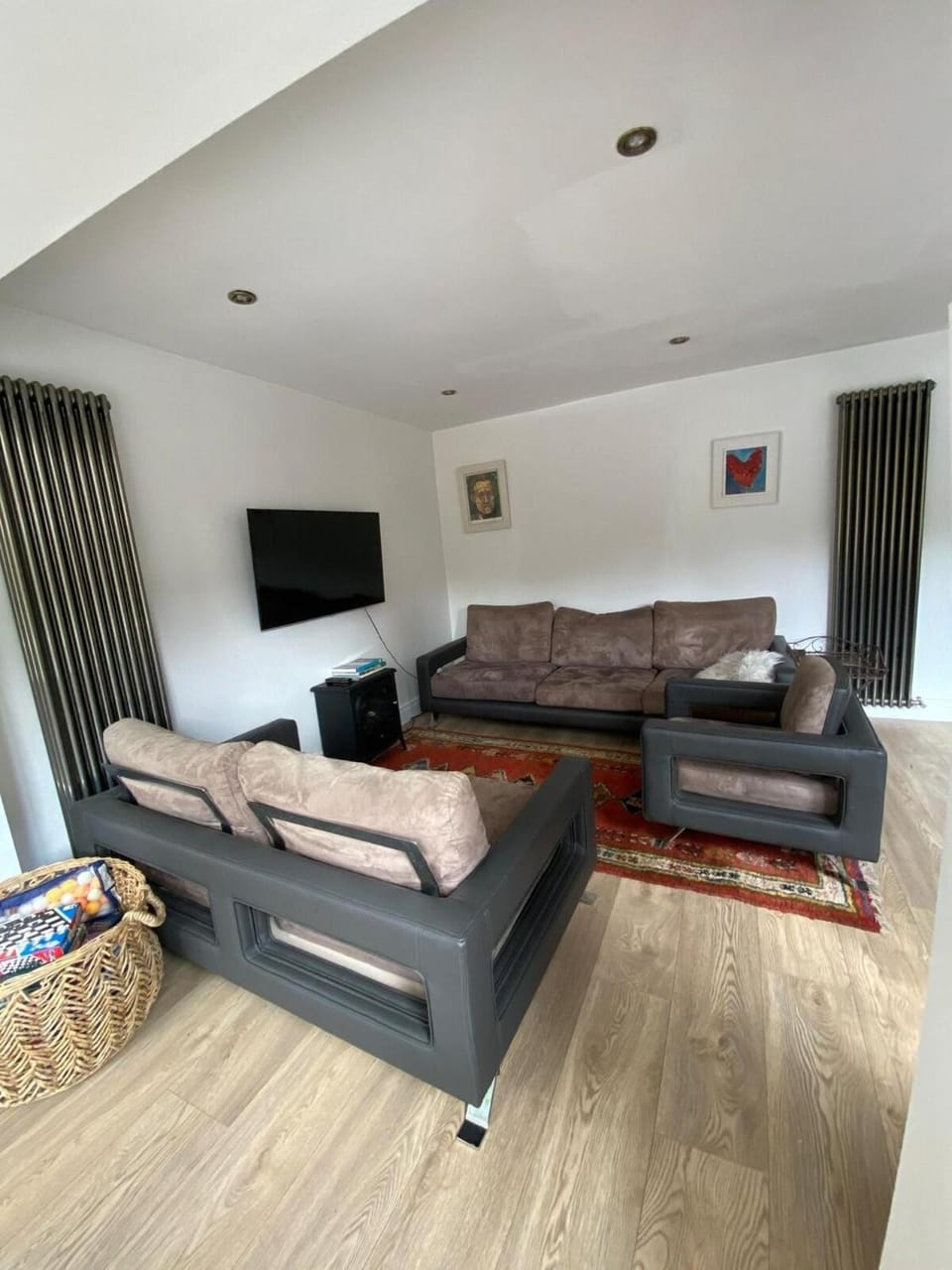 Communal lounge/ TV room, TV and multimedia, Living room, Decorative detail, Seating area, Evening entertainment