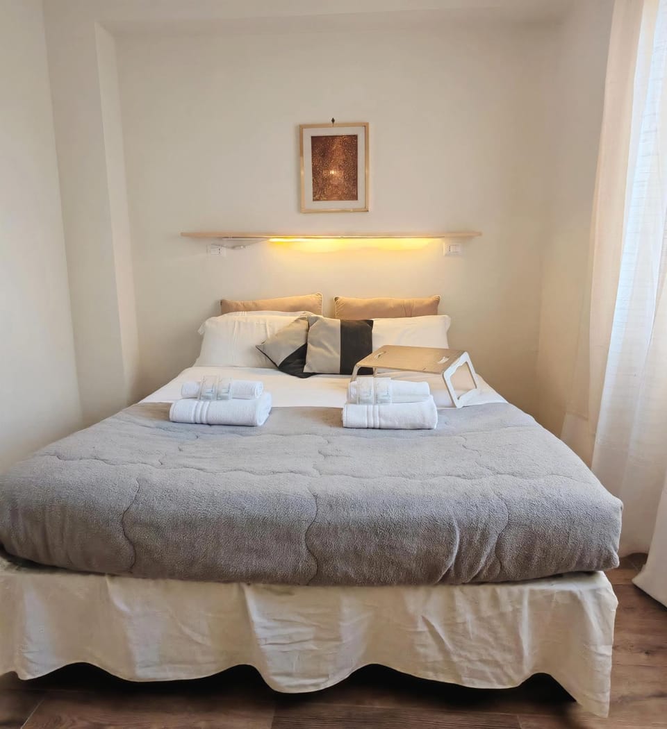 Brightful Apt with Balcony, AirC at Teano subway Apartment in Rome