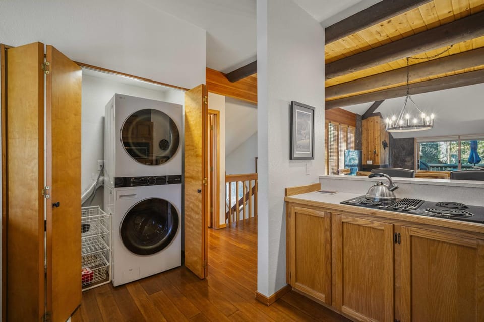 Kitchen or kitchenette, stove, washing machine, dryer