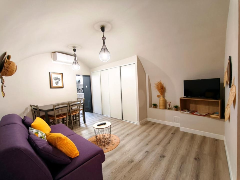 Bed, TV and multimedia, Living room, Photo of the whole room, Evening entertainment
