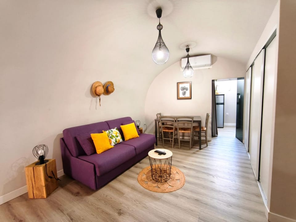 Bed, Living room, Photo of the whole room, Seating area, Dining area