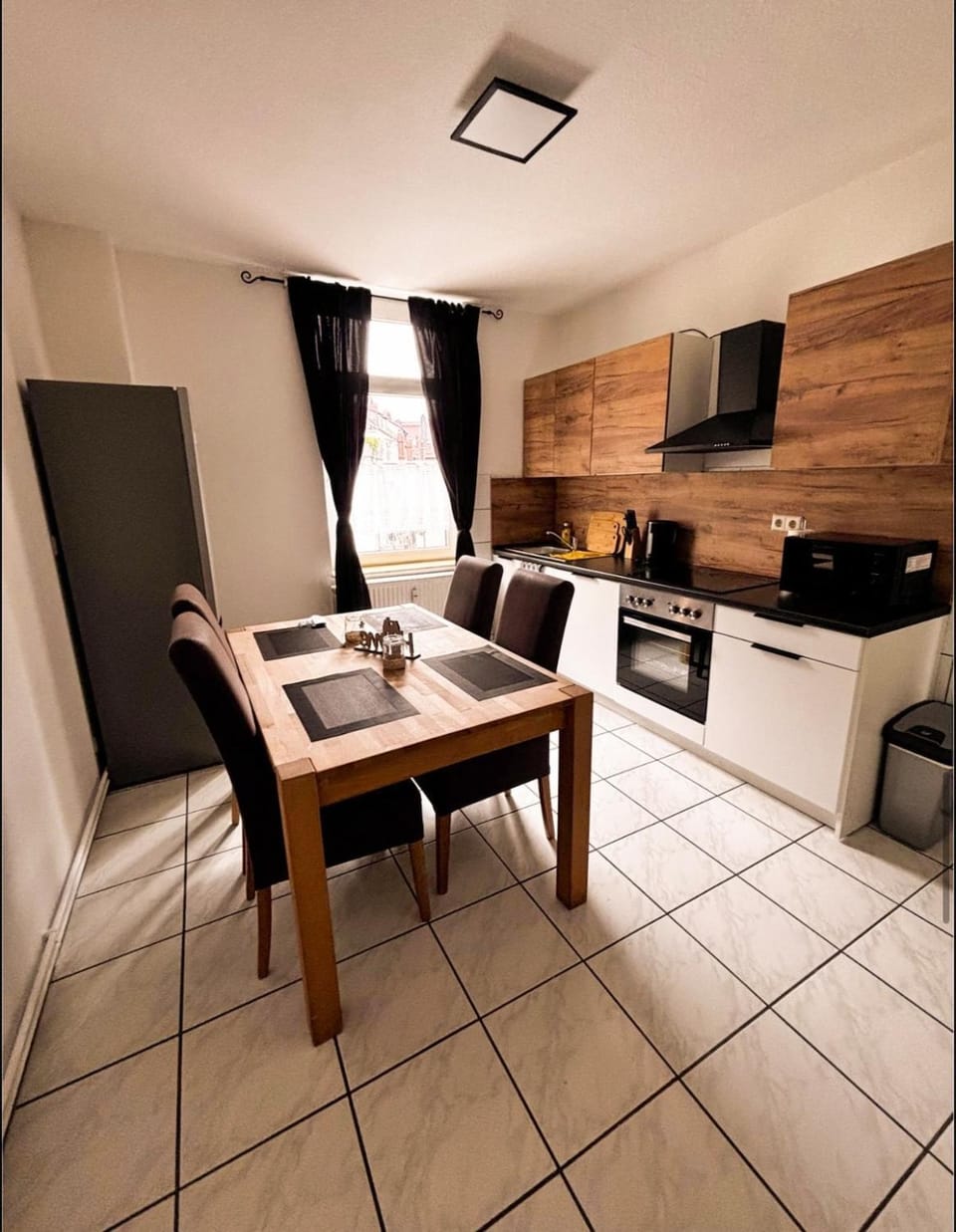 Spacious Flat , 4 Beds, Kitchen , Central , Messe Apartment in Hanover