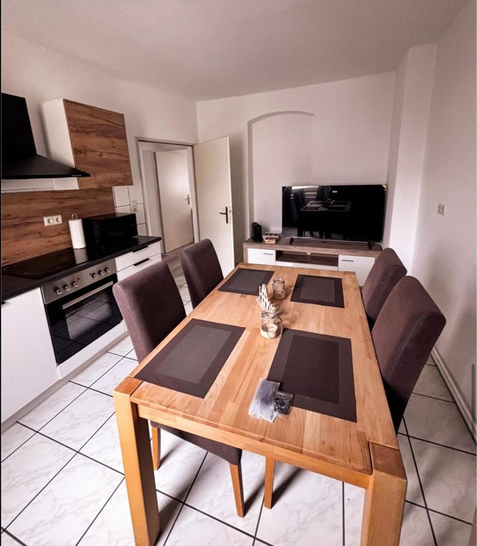 Spacious Flat , 4 Beds, Kitchen , Central , Messe Apartment in Hanover