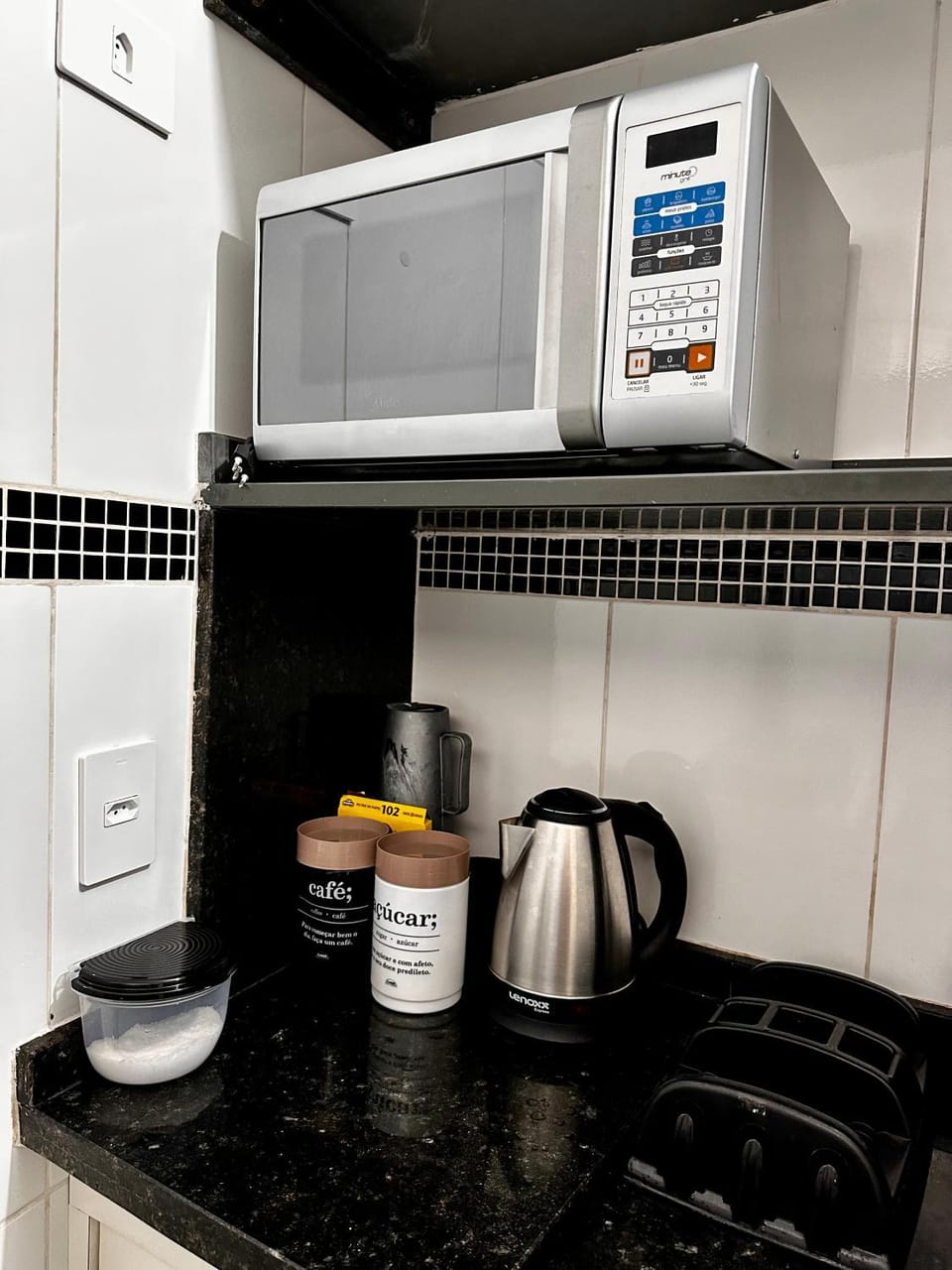 Coffee/tea facilities, Kitchen or kitchenette, stove