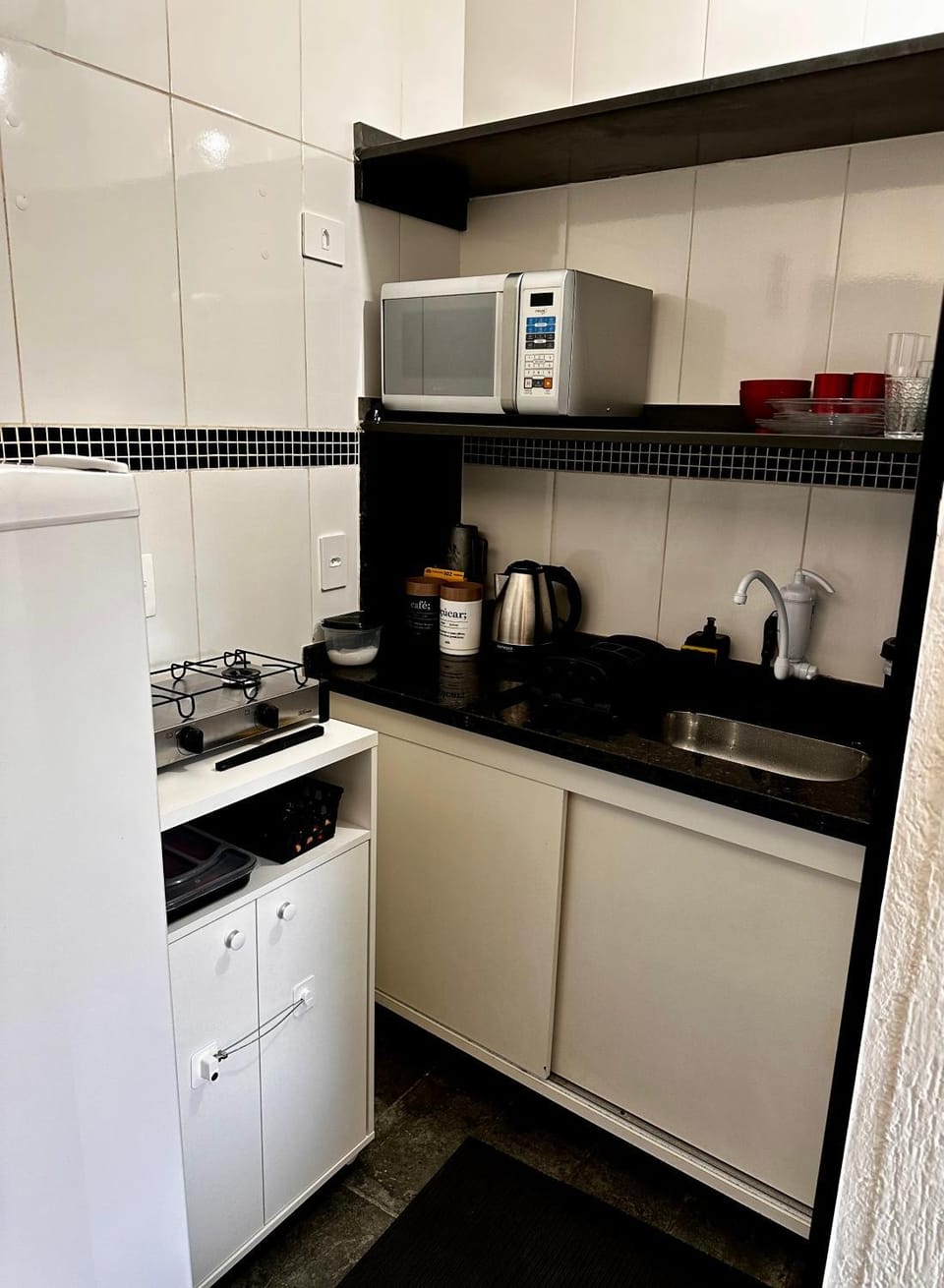 Coffee/tea facilities, Kitchen or kitchenette, microwave, minibar, stove