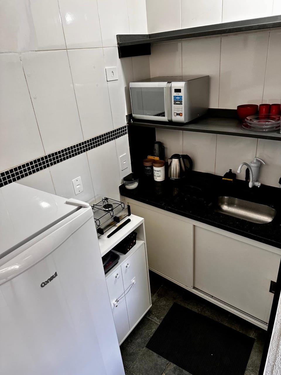 Coffee/tea facilities, Kitchen or kitchenette, microwave, minibar, stove