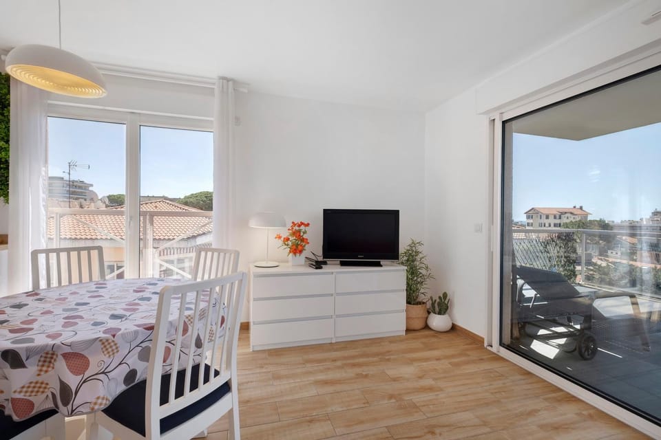 Centre juan les pins 2P pkg Elfira Apartment in Antibes