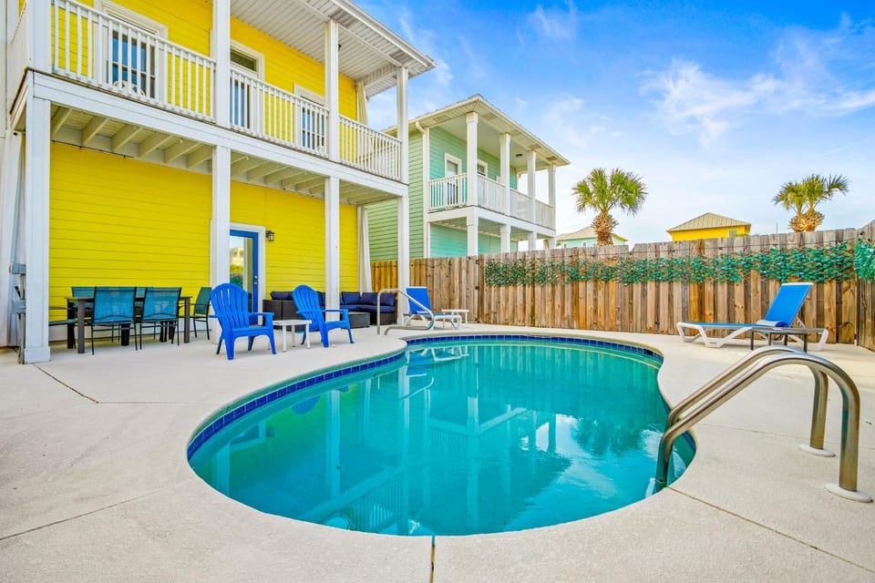 Property building, Day, Balcony/Terrace, Pool view, Swimming pool, sunbed
