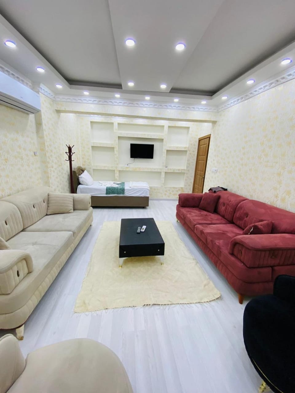 Communal lounge/ TV room, TV and multimedia, Living room, Seating area, air conditioner