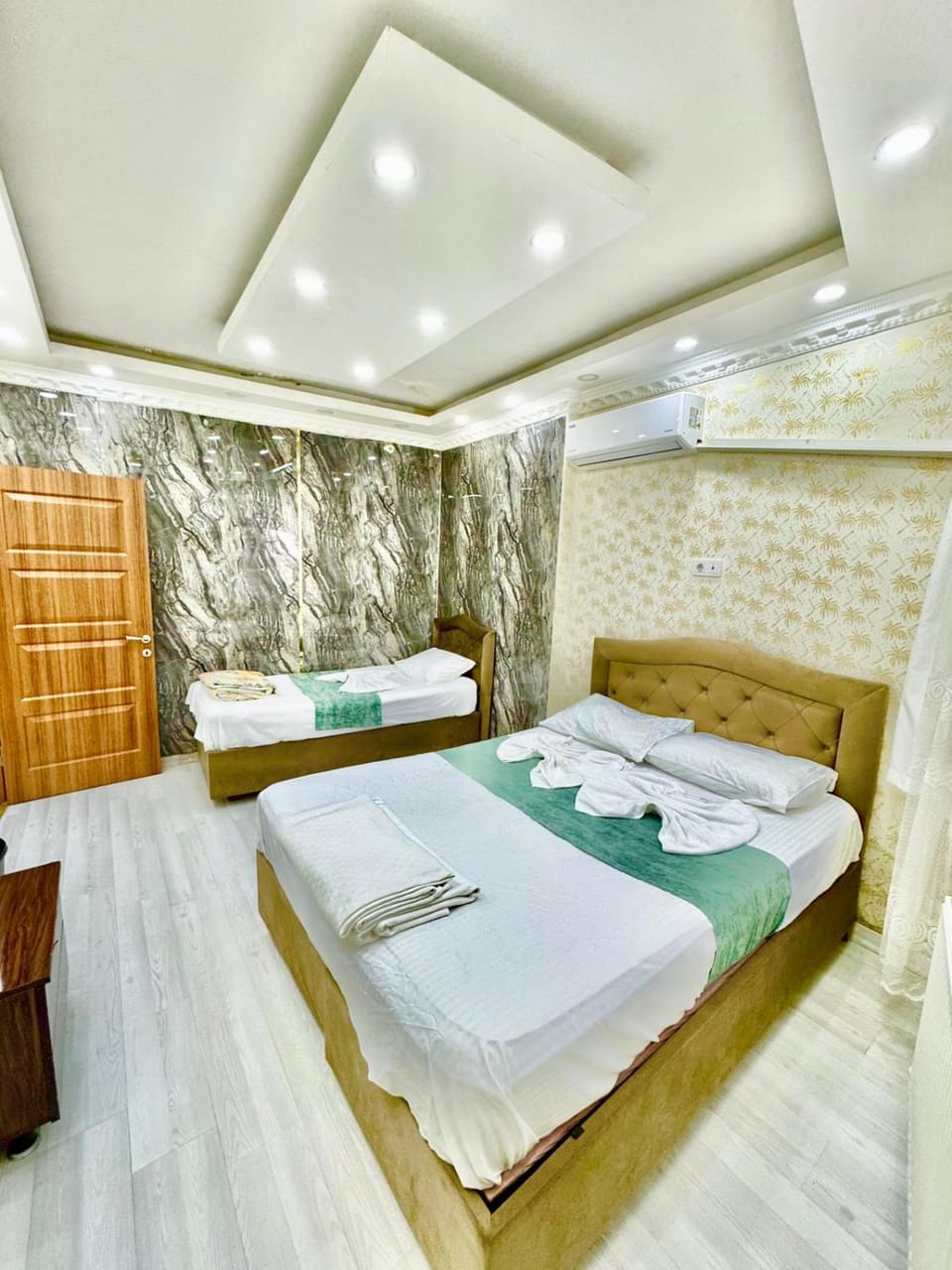 Bed, Bedroom, towels