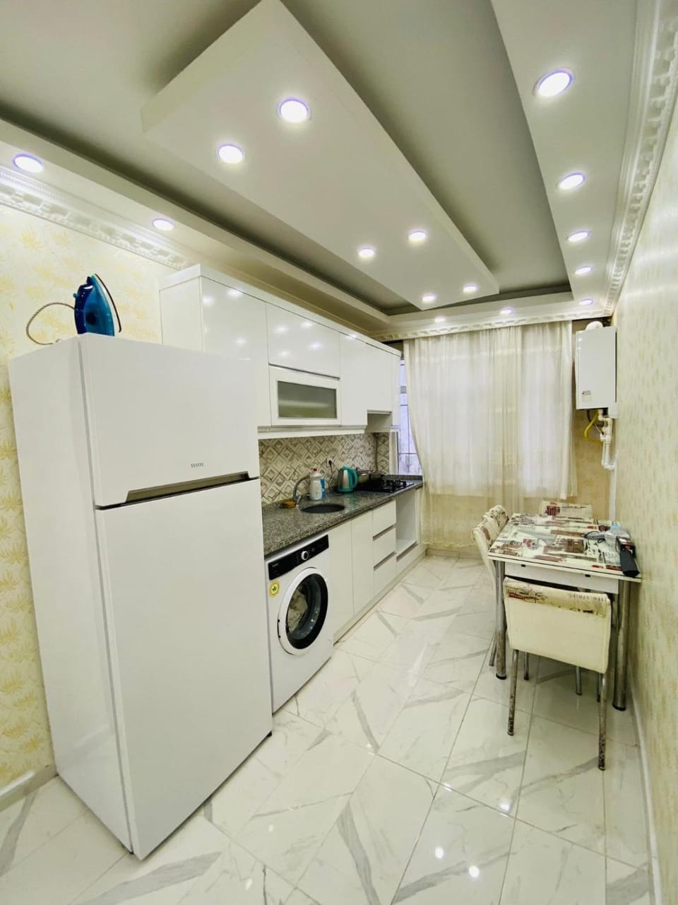 Kitchen or kitchenette, Dining area, minibar, stove, washing machine