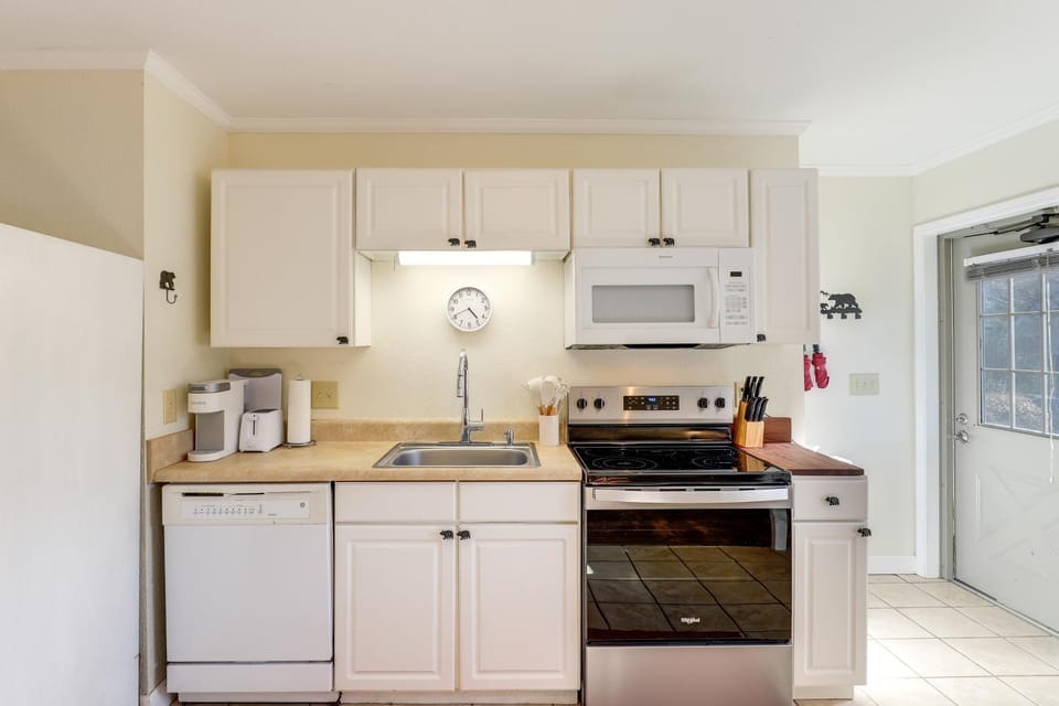 ‘The WCU Hideout' Cozy Escape- 1 Mi to Campus Apartment in Cullowhee