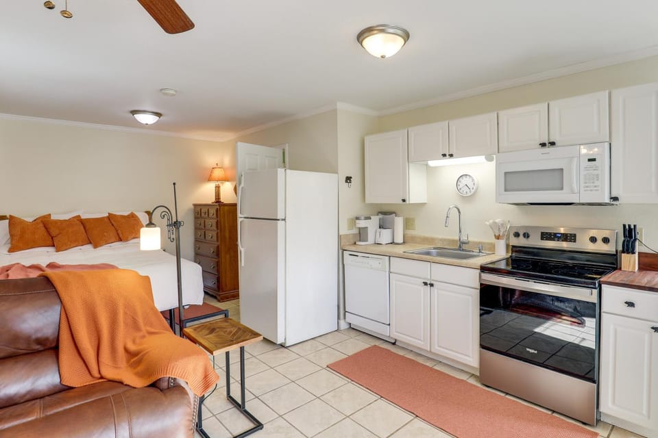 ‘The WCU Hideout' Cozy Escape- 1 Mi to Campus Apartment in Cullowhee
