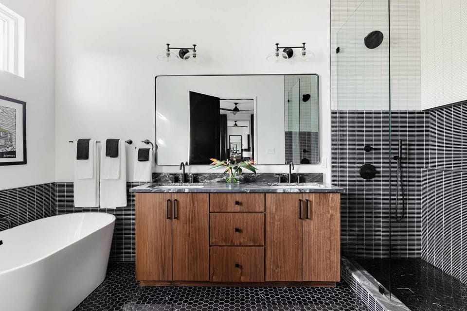 Designer Home 1 Block to magazine Heated Pool&Spa House in Warehouse District