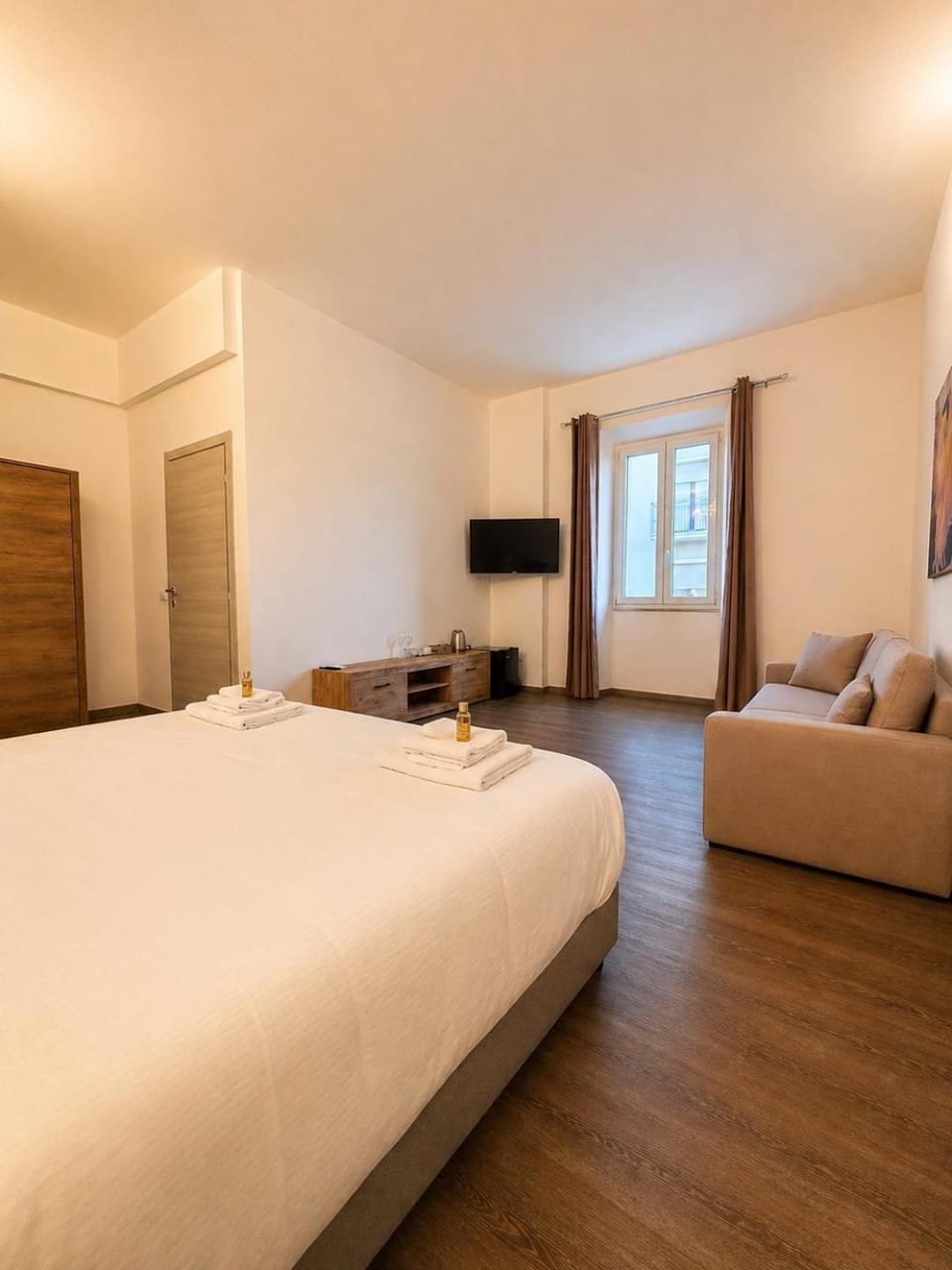 Bed, TV and multimedia, Photo of the whole room, Bedroom