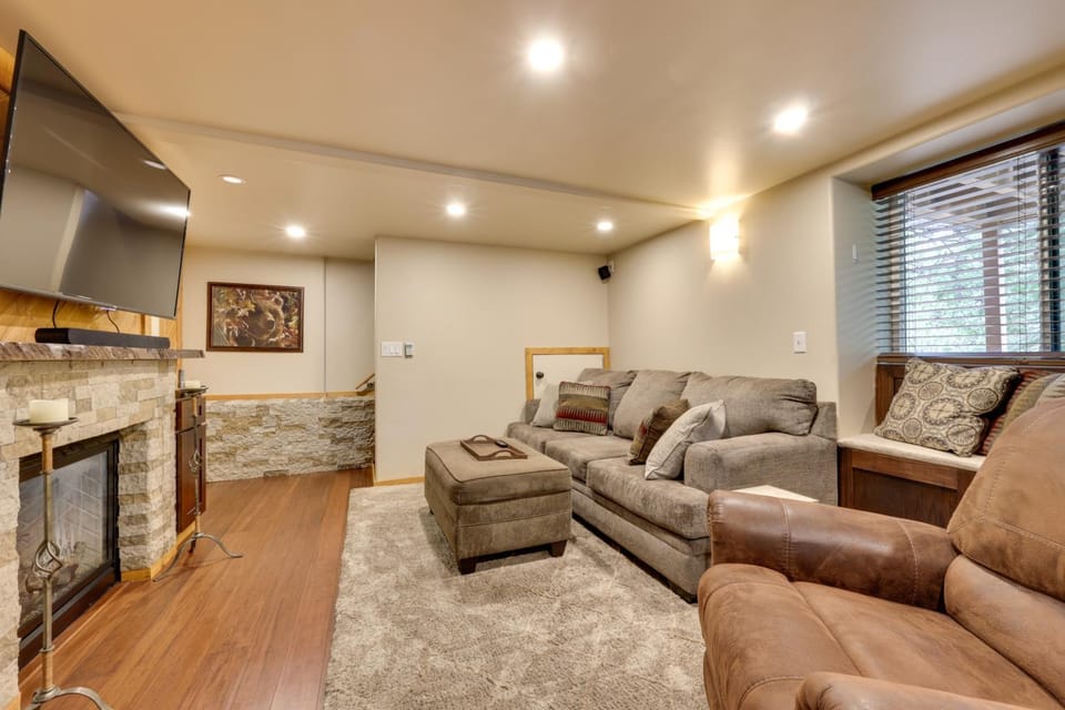 1 Mi to Shaver Lake! Family & Couples Condo House in Shaver Lake