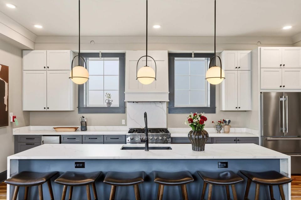 Luxe 19BR Combo & Private Backyard with Pool House in Warehouse District