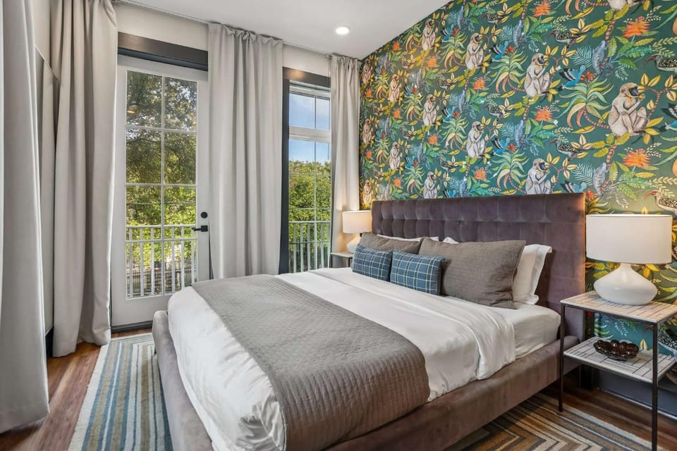 14BR Downtown Combo & Shared Seasonal Pool House in Warehouse District