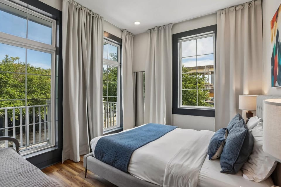 14BR Downtown Combo & Shared Seasonal Pool House in Warehouse District