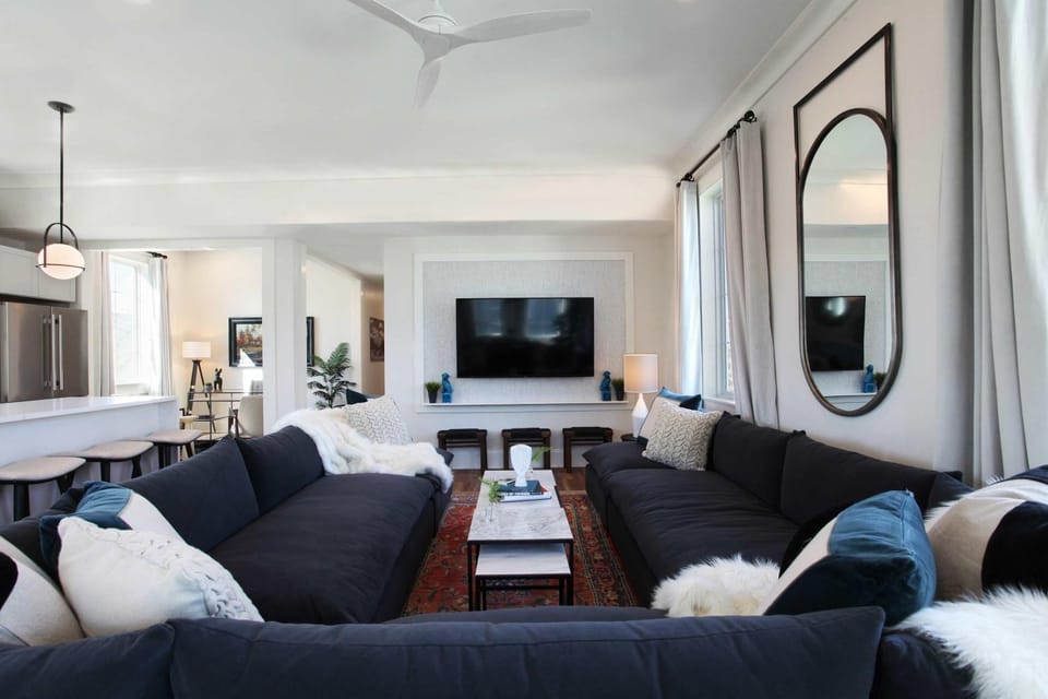 7BR City Condo & Pool Access Near CBD House in Warehouse District