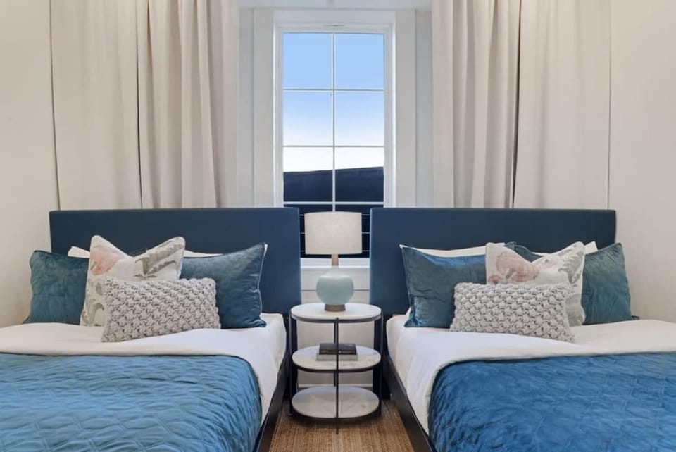 Luxe Sunlit Home Heated Pool & Near CBD House in Warehouse District