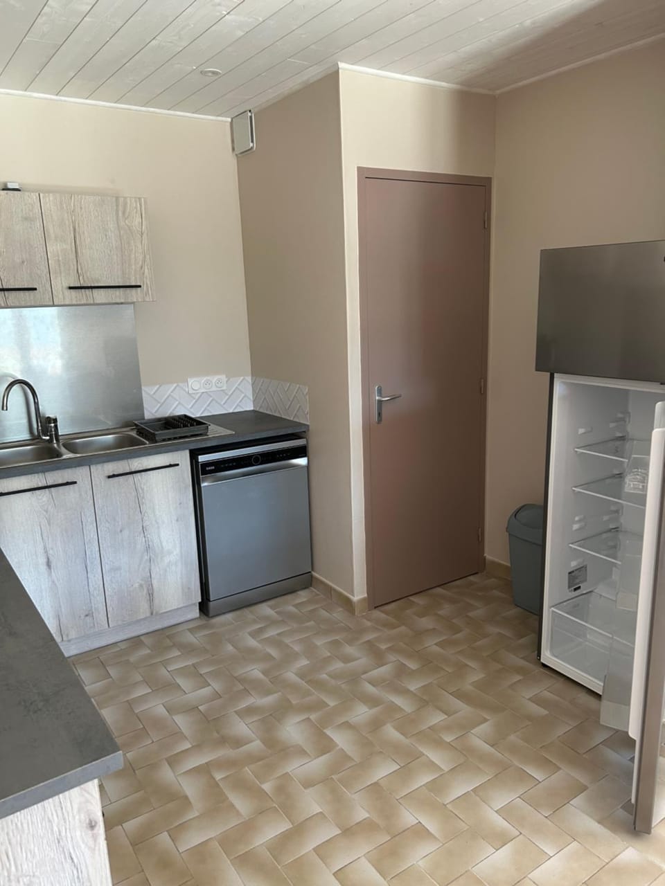 Kitchen or kitchenette, dishwasher