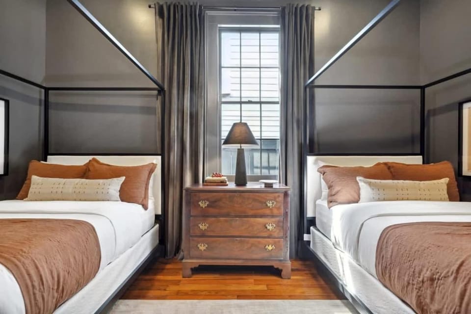 5 Bedroom Designer Home on Magazine Pool & Spa House in Warehouse District
