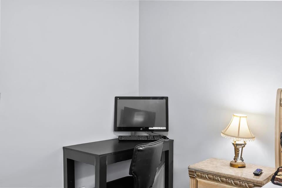 World Cup Stay, Stay Near NYC, EWR and MetLife Stadium, 2 FREE Parking Space House in Bayonne
