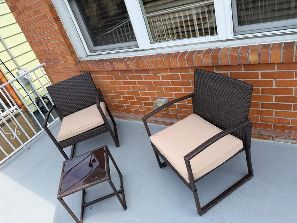 Spacious 3BDR Family Friendly, Front Porch, 2 FREE Parking Space, 8min Walk to Train Station, 30 mins to NYC, Near EWR House in Bayonne