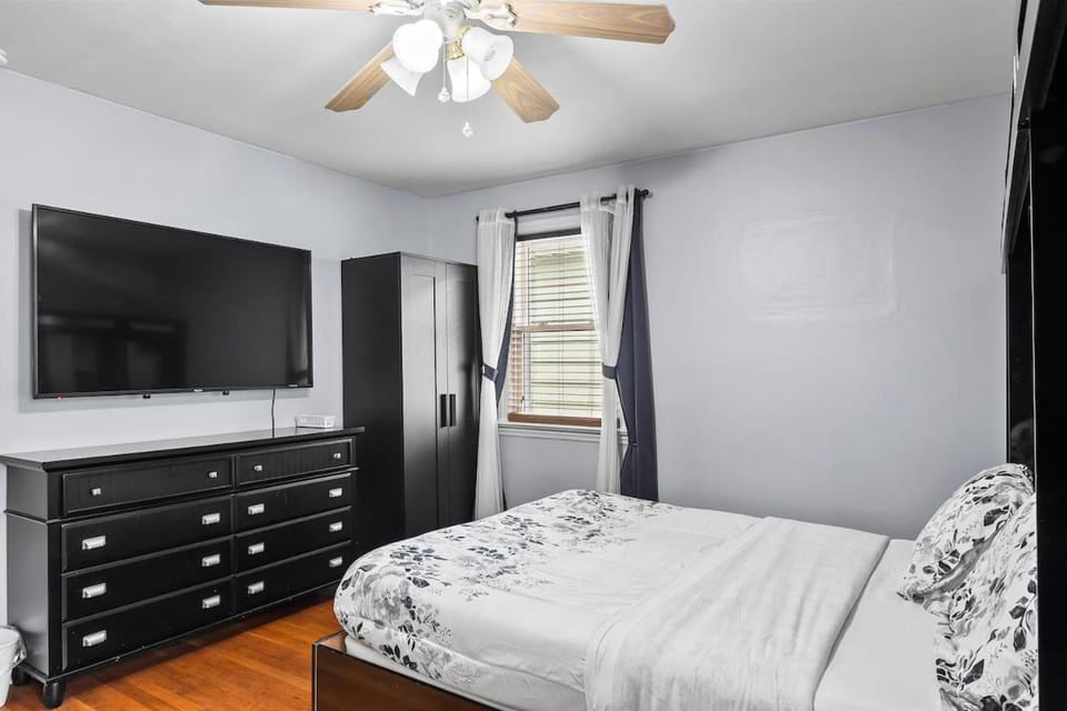 World Cup Stay, Stay Near NYC, EWR and MetLife Stadium, 2 FREE Parking Space House in Bayonne