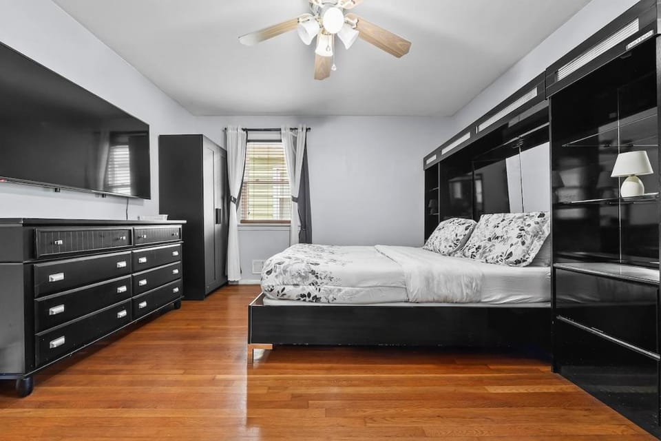 World Cup Stay, Stay Near NYC, EWR and MetLife Stadium, 2 FREE Parking Space House in Bayonne