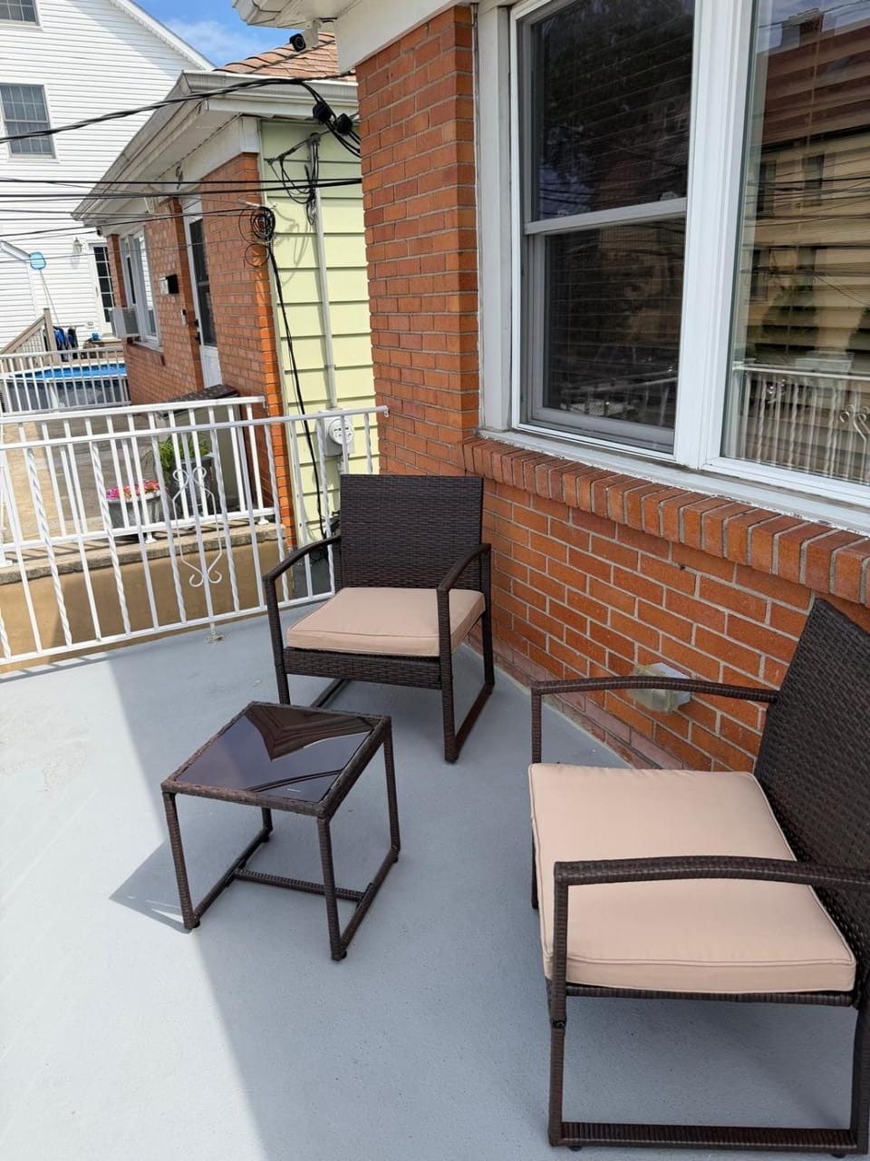 Spacious 3BDR Family Friendly, Front Porch, 2 FREE Parking Space, 8min Walk to Train Station, 30 mins to NYC, Near EWR House in Bayonne