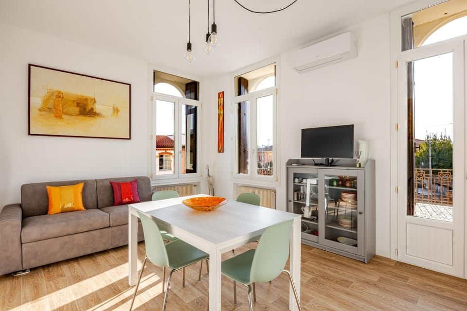 TV and multimedia, Living room, Seating area, Dining area