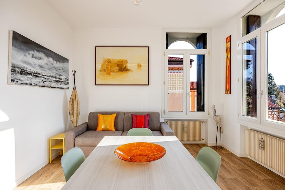 Bed, TV and multimedia, Living room, Seating area