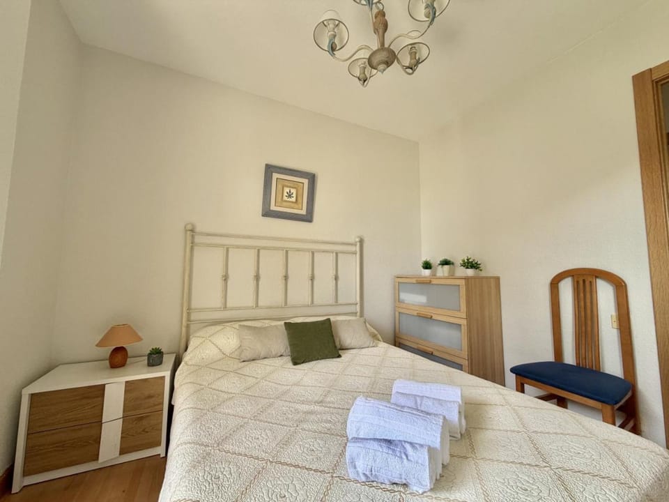 Photo of the whole room, Bedroom