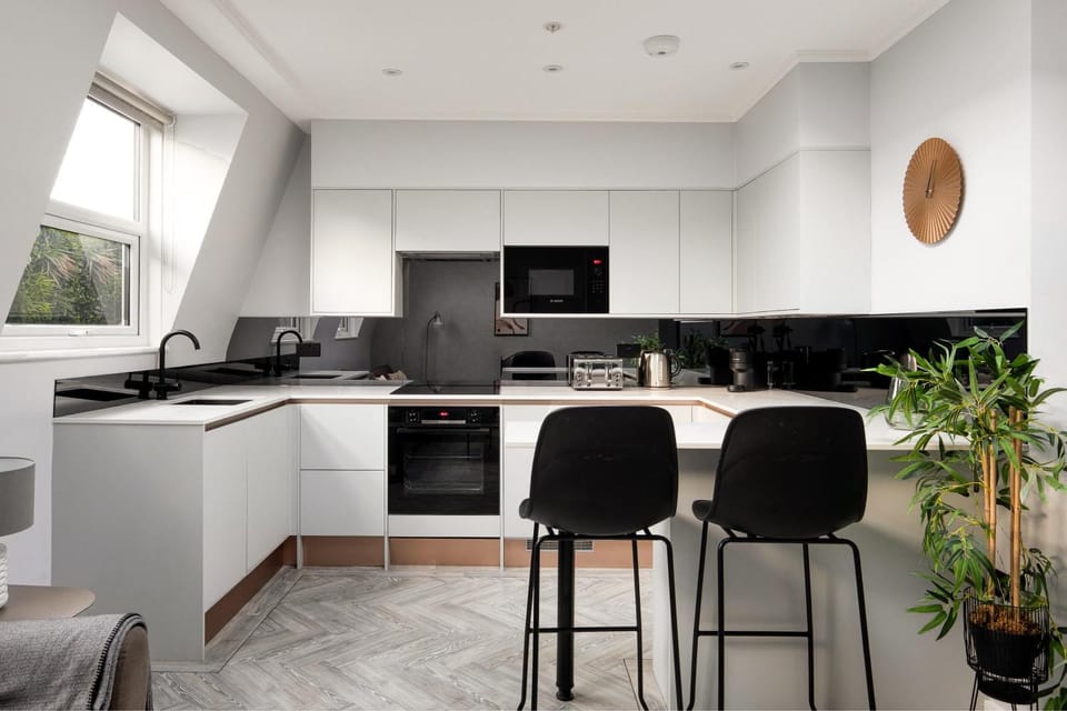 Kitchen or kitchenette, Seating area, Dining area, minibar, oven, stove, kitchen, kitchen