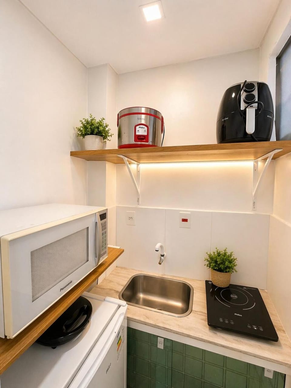 Kitchen or kitchenette, minibar, stove